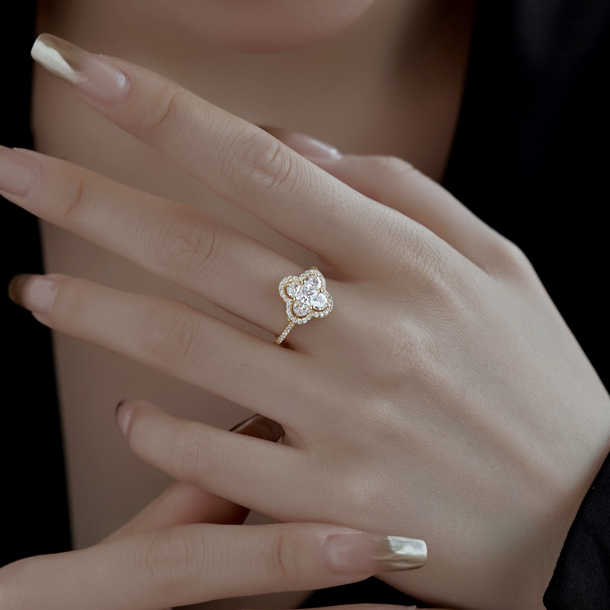 [Vivid Aurora]Luxurious Eternity Flower Shape Banquet Ring